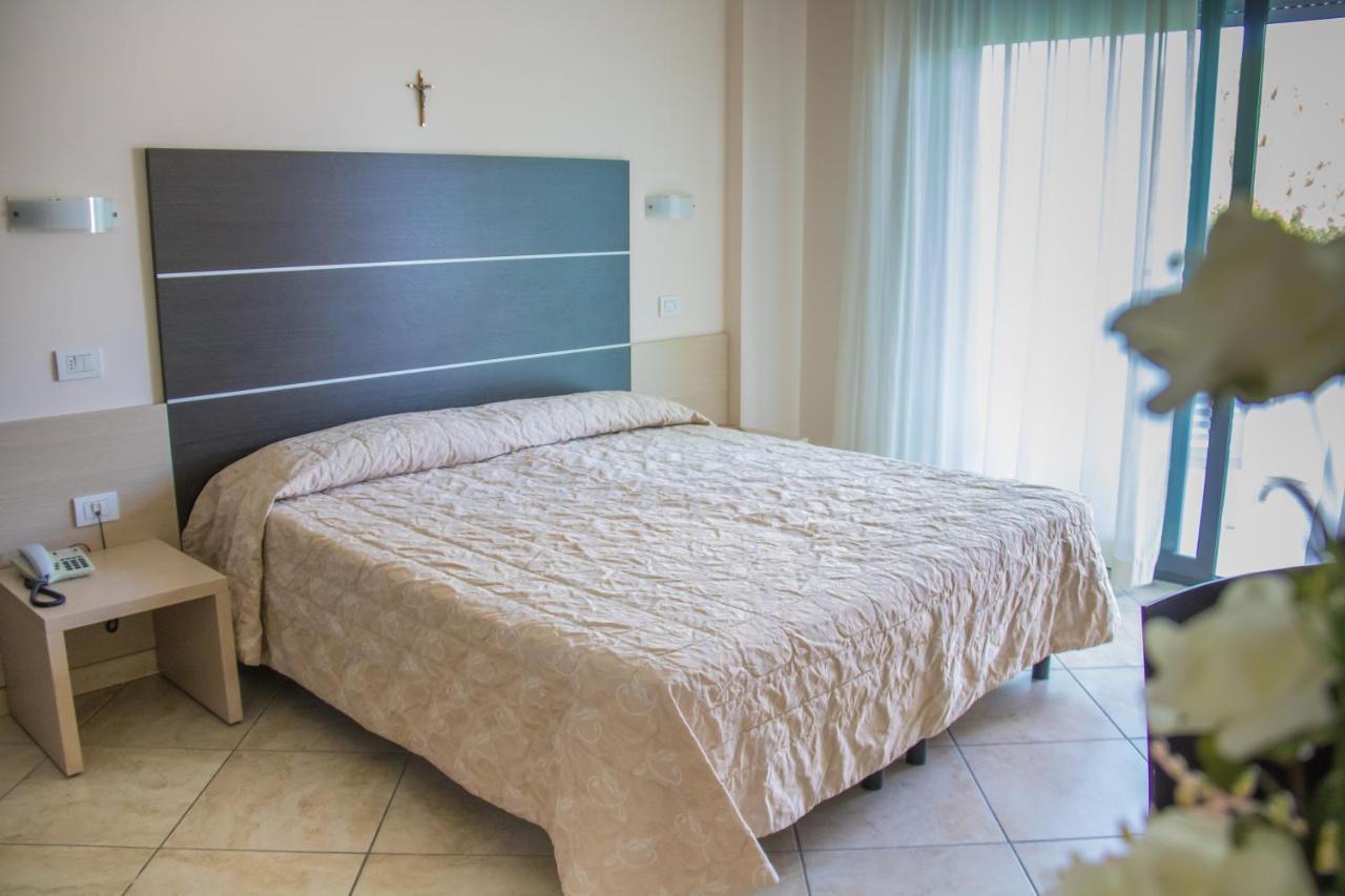 Renzo Hotel Чезенатико Екстериор снимка