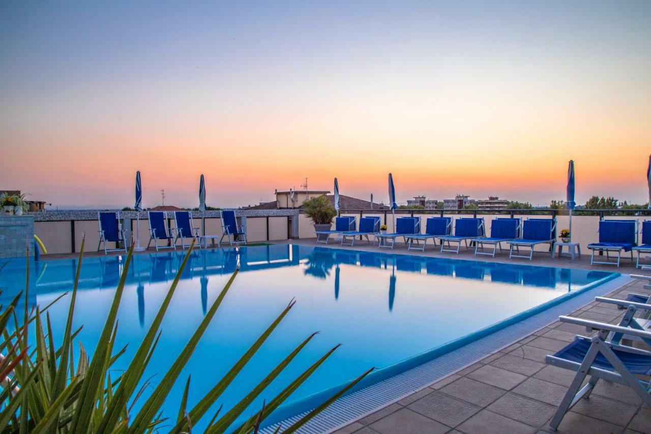 Renzo Hotel Чезенатико Екстериор снимка