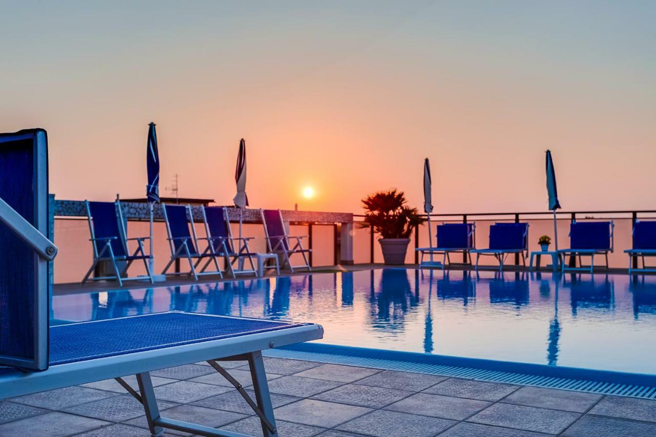 Renzo Hotel Чезенатико Екстериор снимка