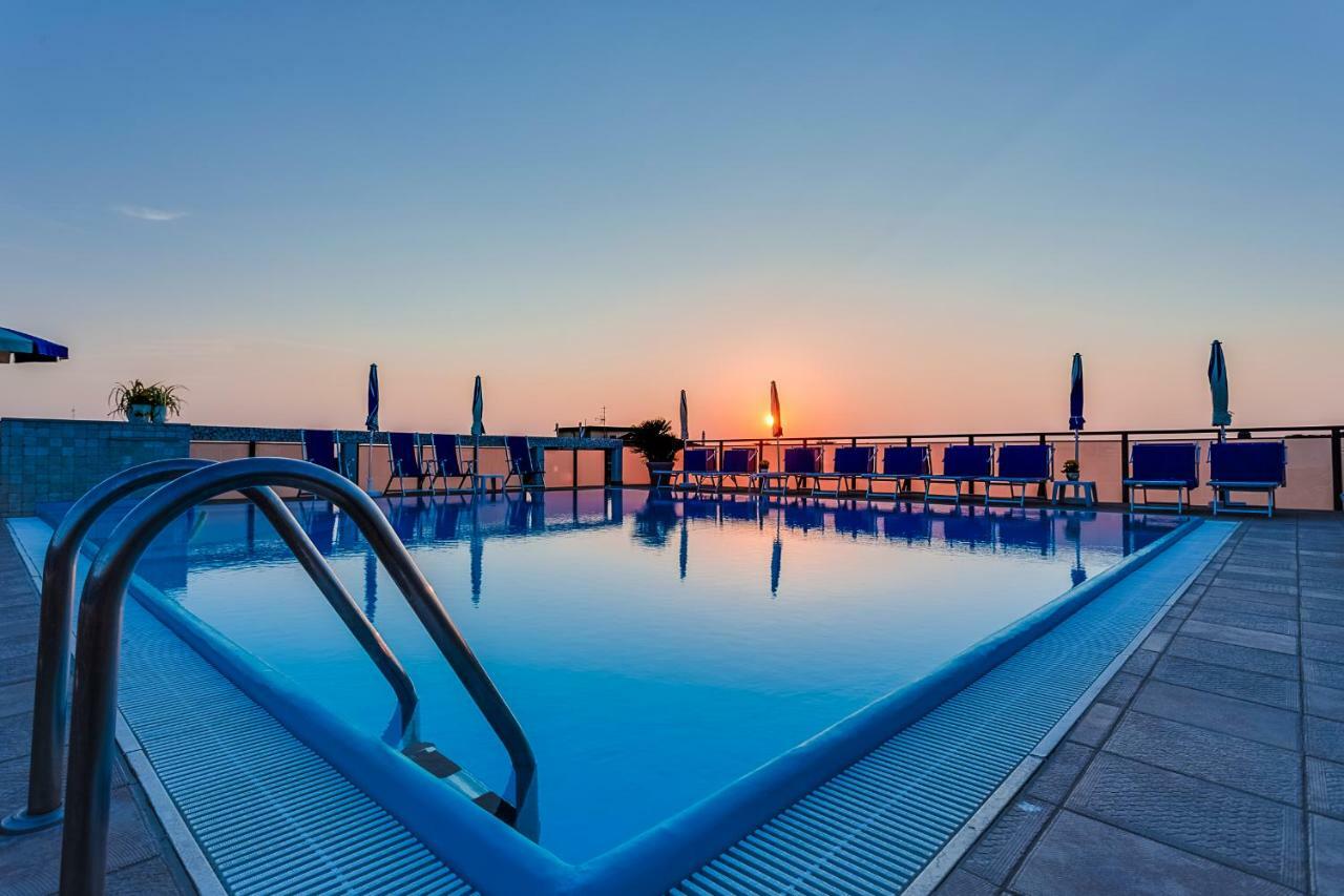 Renzo Hotel Чезенатико Екстериор снимка